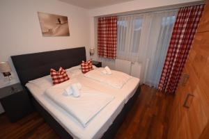 Residence Alpin - TOP 5 في كابرون: غرفة نوم عليها سرير ووسادتين