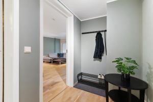 a hallway leading into a living room with a table at Modern and central apartment in Bergen in Bergen