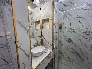 y baño con lavabo y espejo. en Luxury10 Loft plaza mayor, en Madrid