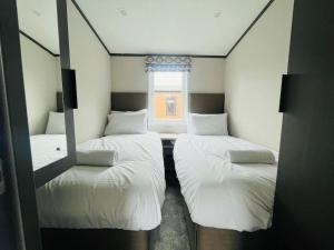Postel nebo postele na pokoji v ubytování Field View Lodge with Hot Tub