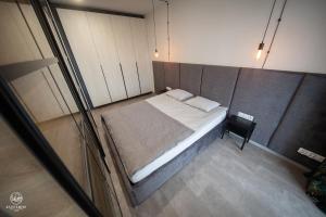 1 dormitorio pequeño con 1 cama en una habitación en Apartament 33, en Łańcut