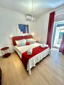 una camera da letto con un letto grande con testiera rossa di Volare House a Bari