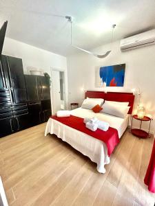 una camera da letto con un letto grande con testiera rossa di Volare House a Bari