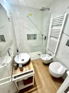 un bagno con lavandino, WC e doccia di Volare House a Bari Altre 13 foto