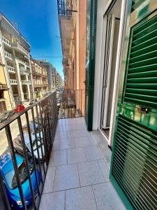 un balcone di un edificio con auto parcheggiate sulla strada di Volare House a Bari
