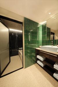 高山市にあるFAV LUX Hida Takayamaのバスルーム(シャワー、シンク、バスタブ付)