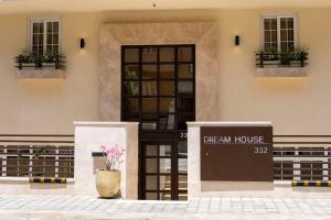 Dream House في السادس من أكتوبر: مبنى عليه لافته مكتوب عليها منزل رجل واحد