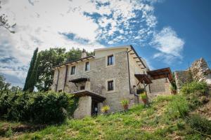 una vieja casa de piedra en una colina en Volver B&B Spoleto, en Spoleto