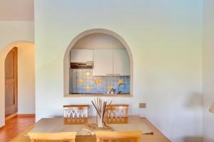 Posezení v ubytování ISA-Villas with air conditioning, shared pool and private outdoor space just a few km from La Pelosa beach