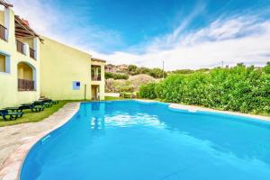Bazén v ubytování ISA-Villas with air conditioning, shared pool and private outdoor space just a few km from La Pelosa beach nebo v jeho okolí