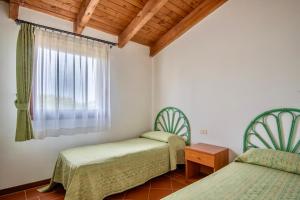 Postel nebo postele na pokoji v ubytování ISA-Villas with air conditioning, shared pool and private outdoor space just a few km from La Pelosa beach