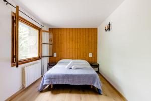 a bedroom with a bed and a window at Rural Hostel dos Lucas in Biescas