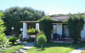 Zahrada ubytování ISA-Villas with air conditioning, shared pool and private outdoor space just a few km from La Pelosa beach