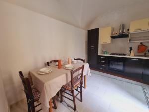 ein Esszimmer mit Tisch und Stühlen in einer Küche in der Unterkunft LC incentro in Pisa