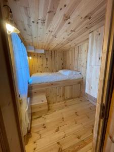 een klein huisje met een bed in het midden van een kamer bij Chalet en cascade Les Angles vue Panoramique in Les Angles