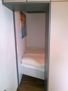 a room with a bunk bed in a room at #1 Ferienwohnung Hochparterre in Friedrichshafen