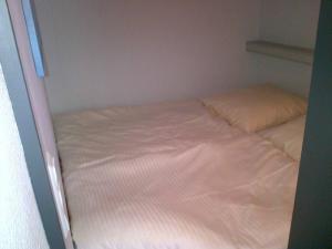a small bed in a small room at #1 Ferienwohnung Hochparterre in Friedrichshafen