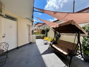 een patio met een hangmat in een huis bij YourHome - Maison Nonna Anna in Sorrento