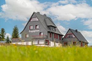 una casa grande en la cima de una colina en Zugspitze Apartment Weit.Blick en Kurort Altenberg