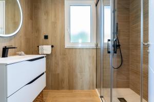 un baño con ducha y lavabo en 219 Frontline beach Luxurious, en Mijas Costa 22 fotos más