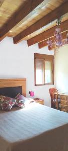 1 dormitorio con 1 cama, 1 mesa y 1 silla en Refugio La Presa, en Chulilla