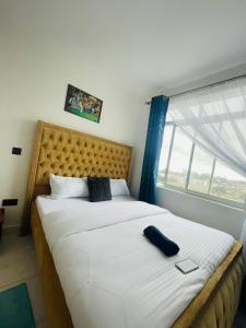Postel nebo postele na pokoji v ubytování Omuts one bed airbnb with swimmingpool