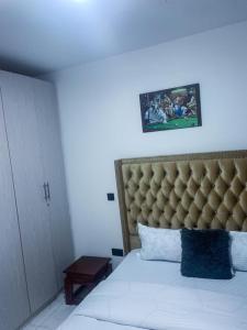 Postel nebo postele na pokoji v ubytování Omuts one bed airbnb with swimmingpool
