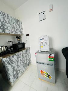 Kuchyň nebo kuchyňský kout v ubytování Omuts one bed airbnb with swimmingpool
