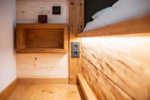 1 dormitorio con 1 cama y suelo de madera en Zugspitze Apartment Weit.Blick en Kurort Altenberg