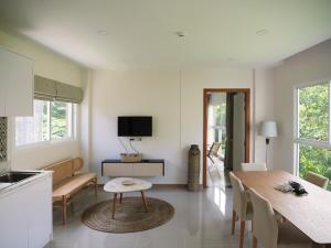 Televízia a/alebo spoločenská miestnosť v ubytovaní Karon beach apartment & sea view pool