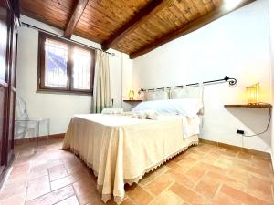 ein Schlafzimmer mit einem großen Bett in einem Zimmer in der Unterkunft Le Corti Sarde On The Beach in Bari Sardo