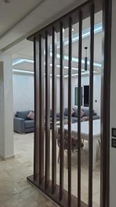 una recinzione di ferro in un soggiorno con divano di vacance et confort les sablettes a Mohammedia