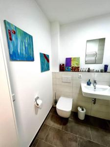 奧格斯堡的住宿－Carefree Mikroapartment inkl. Balkon + Tiefgarage，一间带卫生间和水槽的浴室