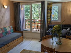 ein Wohnzimmer mit Couch und Tisch in der Unterkunft Maxi Studio 6 pers, 20m des pistes, proche commerces, sports à pied - FR-1-262-98 in Forest des Baniols