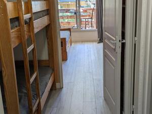 Forest des BaniolsにあるAppartement Orcières Merlette, 1 pièce, 6 personnes - FR-1-262-98の二段ベッド付きの部屋、ドア付きの廊下