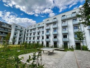 ein großes Gebäude mit einer Bank davor in der Unterkunft Carefree Mikroapartment inkl. Balkon + Tiefgarage in Augsburg