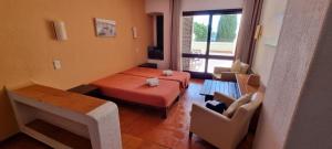- un salon avec un lit et un canapé dans l'établissement Albufeira Jardim by Umbral, à Albufeira