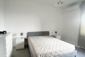een witte slaapkamer met een bed en twee nachtkastjes bij Antica Rocca Dorotea - Salerno, Amalfi Coast in Salerno