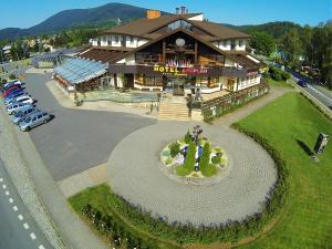 una vista aérea de un hotel con aparcamiento en Wellness Hotel Eroplán en Rožnov pod Radhoštěm