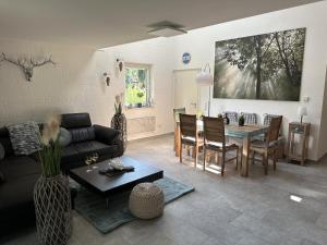 Χώρος καθιστικού στο Schönes Ferienhaus 400m vom See, Sauna, Kamin, Klima, Garten