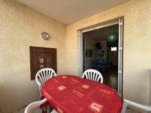 Zdjęcie z galerii obiektu T2 avec piscine, parking, animaux admis - Proche plage Saint-Cyprien - FR-1-106-84 w mieście Saint-Cyprien
