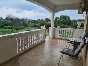 patio con mesa y sillas en el balcón en House Varna-3, en Krapets