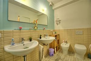 サン·ヴィンチェンツォにあるCasa Riva by PosarelliVillasのバスルーム(洗面台2台、トイレ、鏡付) +17枚の写真