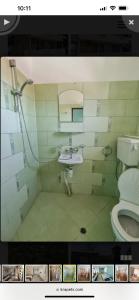 y baño con lavabo y aseo. en House Varna-3, en Krapets