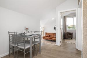 - une salle à manger avec une table et des chaises dans l'établissement Upland Home II By Madeira Sun Travel, à Ponta do Sol