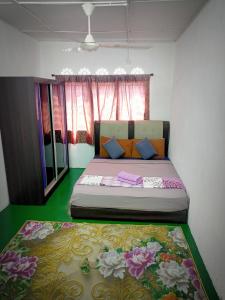 Bandar  Pusat JengkaにあるHomestay Bakti @Rantau Perintisのベッドルーム1室(ベッド1台付)