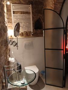 モンティッキエッロにあるLe Maribelleのバスルーム(ガラスの洗面台、トイレ付)