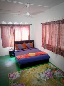 Bandar  Pusat JengkaにあるHomestay Bakti @Rantau Perintisのベッドルーム1室(ベッド1台、窓2つ付)