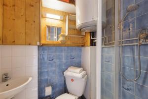 La salle de bains est pourvue de toilettes et d'un lavabo. dans l'établissement Studio Mer de Glace n°8 - Happy Rentals, à Chamonix-Mont-Blanc