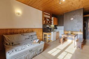Il comprend un salon avec un canapé et une cuisine. dans l'établissement Studio Mer de Glace n°8 - Happy Rentals, à Chamonix-Mont-Blanc